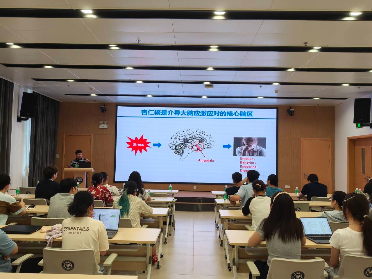 免费成人影片
特邀南昌大学潘秉兴教授作专题学术讲座
